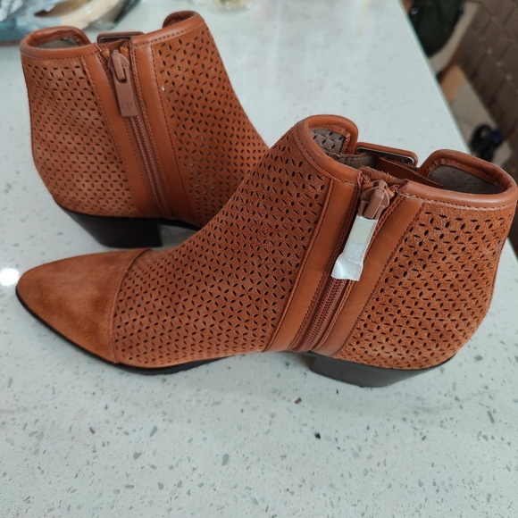 NEW Donald J Pliner Ankle Bootie Size 7 - Picture 3 of 9